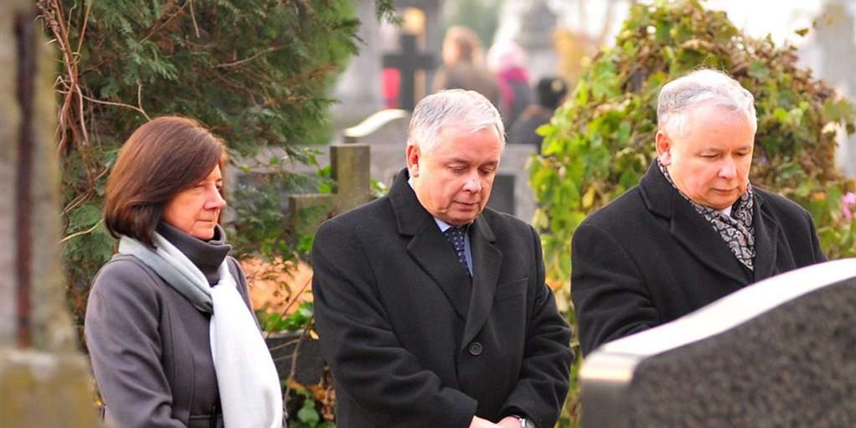 Prezydent Kaczyński na grobie ojca