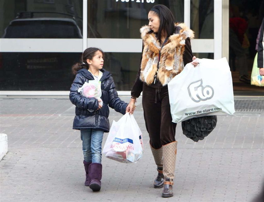Omenaa Mensah z córką na zakupach. FOTO