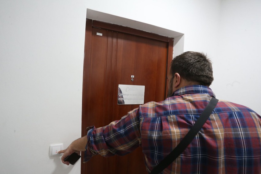 Ulaz u stan u kojem se nalazi kozmetički salon Olgice Markanović