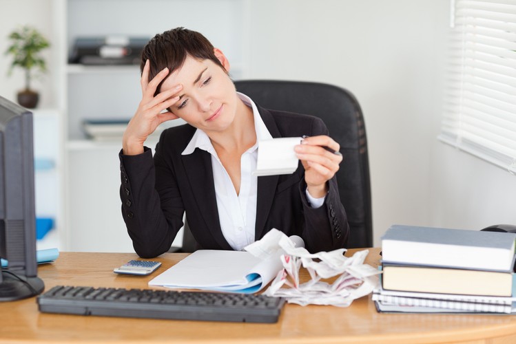 4. Office manager<br /><br />

W siermiężnej rzeczywistości (poza największymi koncernami) oznacza to, że siedzisz na recepcji i odbierasz telefony oraz odpowiadasz na e-maile. I za to ci oficjalnie płacą. Ale wymagać będą także, abyś w razie potrzeby – ale bez ekstra wynagrodzenia – potrafił zastąpić dowolnego pracownika. W wolnych chwilach prowadzisz więc księgowość, użerasz się z dostawcami, kontrolujesz inwestorów etc. I oczywiście parzysz kawę i herbatę. Musisz znać ze dwa języki obce, mieć prawo jazdy na ciężarówkę i licencję na samolot.