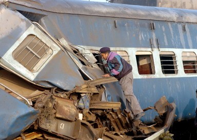 INDIA-TRAIN-ACCIDENT-RESCUERS