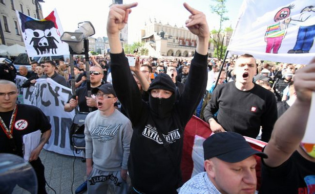 "To za Polskę, tępa k...o!". Narodowcy zaatakowali nastolatków po Marszu Równości