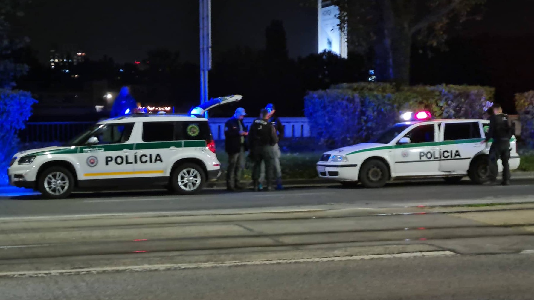 Bratislavskí policajti v blízkosti Mosta SNP po streľbe na Zámockej ulici v Bratislave