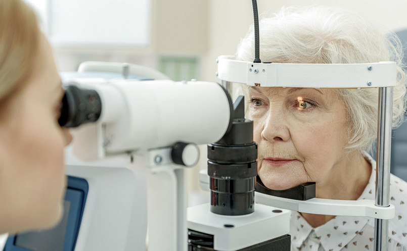 Badanie wzroku u starszej kobiety