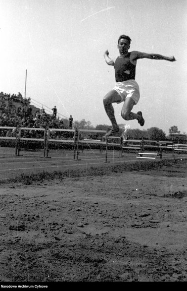 „Skoczek wysokiej klasy" - głosił podpis pod zdjęciem ukazującym Karola Hoffmanna, które ukazało się w „Przeglądzie Sportowym" 5 czerwca 1936 roku