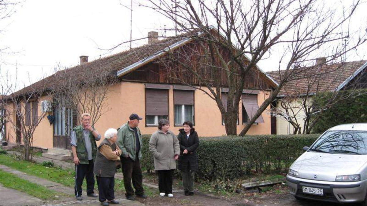 24_vosasm01stanari-montaznih-kucica-u-centru-grada-ostali-bez-kanalizacije-002-sremska-mitrovica-foto-narcisa-bozic