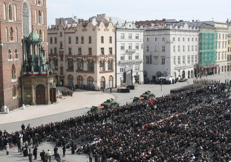 Pogrzeb Lecha i Marii Kaczyńskich Tłumy na Rynku w Krakowie