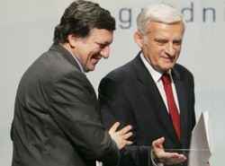 Eurodeputowani wyśmiewają zarządzenie Buzka