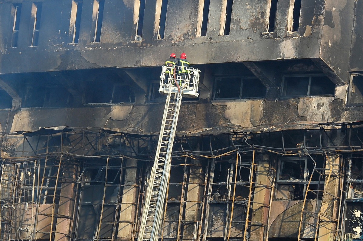 Dogaszanie budynku komendy policji w mieście Ismailia
