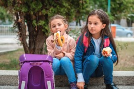 "Živa nisam šta će biti kada uđe u pubertet": Mame u Srbiji raspravljaju ŠTA DECA JEDU U ŠKOLI, a ovo im je najveća dilema