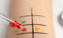 Osoby, które miały anafilaksję, nie powinny brać szczepionki na Covid-19