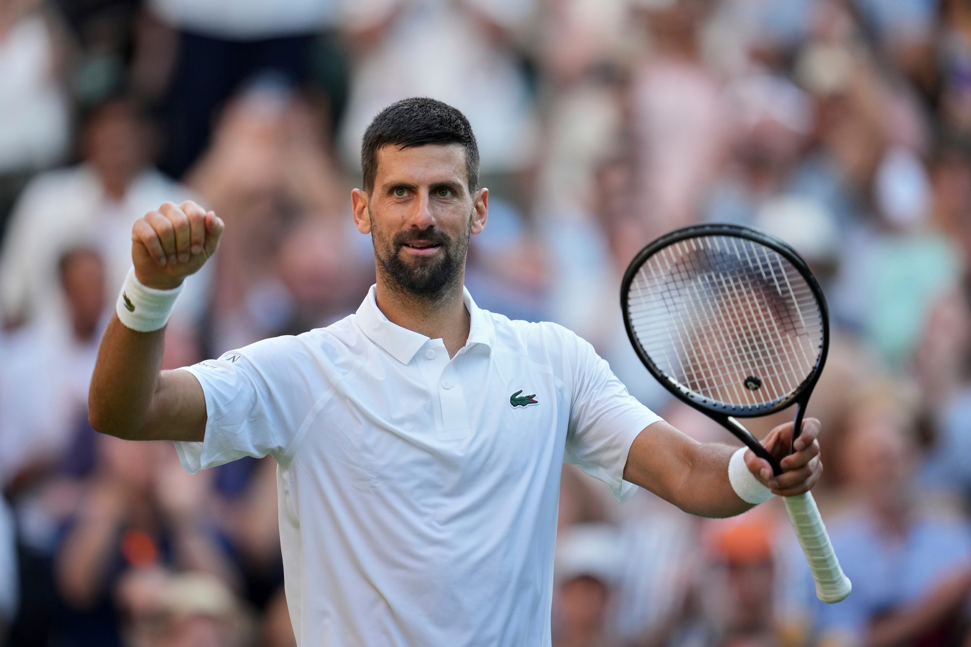 Srbský tenista Novak Djokovič počas zápasu vo Wimbledone. 