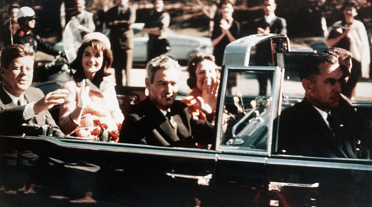 ​A merényletet megelőzően John F. Kennedy elnök, Jacqueline Kennedy First Lady és John Connally Texas kormányzója 1963. november 22-én a texasi Dallas utcáin autózik / Fotó: .Getty Images