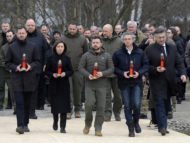 Od lewej: premier Słowacji Eduard Heger, prezydent Mołdawii Maia Sandu, prezydent Ukrainy Wołodymyr Zełenski, premier Słowenii Robert Golob, premier Chorwacji Andrej Plencovic podczas wizyty w Buczy