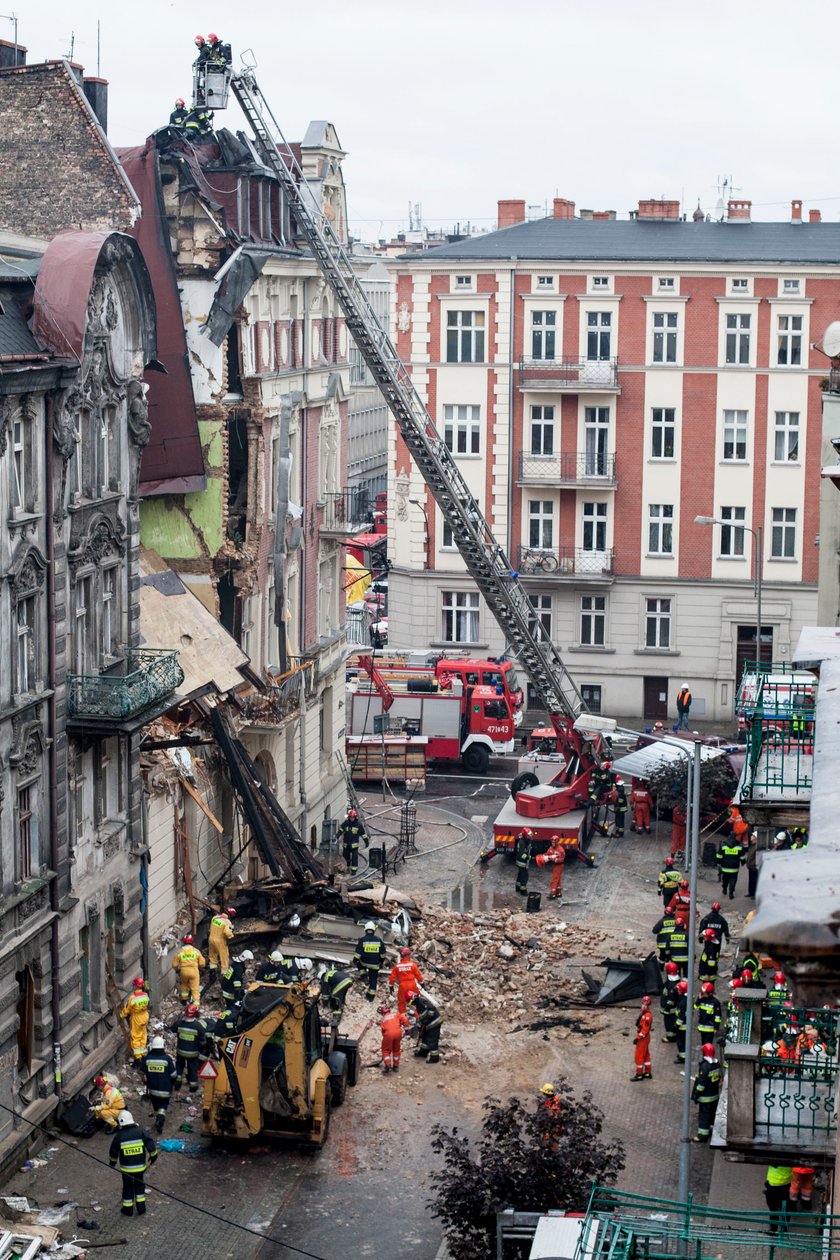 150 strażaków prowadzi dramatyczną akcję poszukiwawczą ofiar