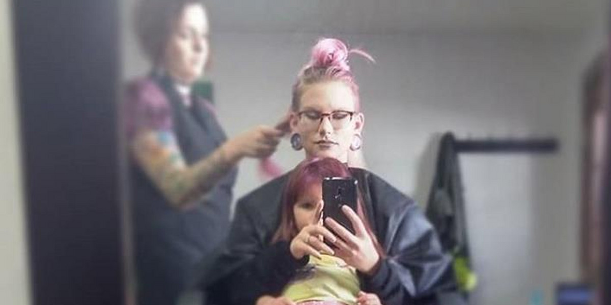Przefarbowała włosy córki na fioletowo! 