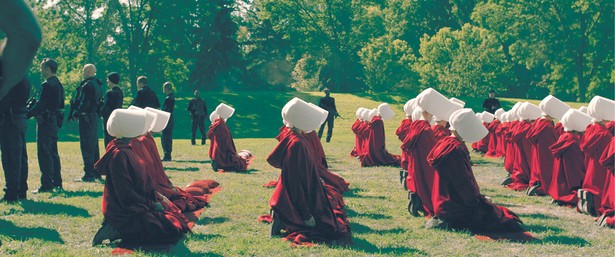 Kadr z nowej ekranizacji „Opowieści podręcznej” Margaret Atwood fot. Showmax