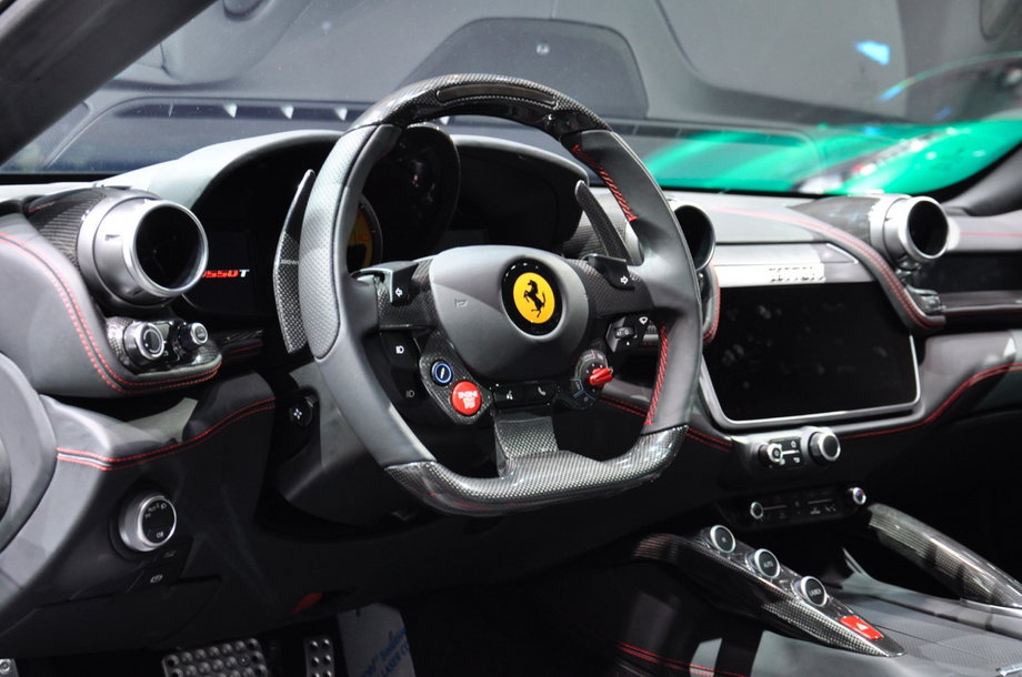 Podczas tegorocznego salonu w Genewie firma pokazała Ferrari GTC4Lusso. W Paryżu zaś wersję GTC4Lusso T z silnikiem V8