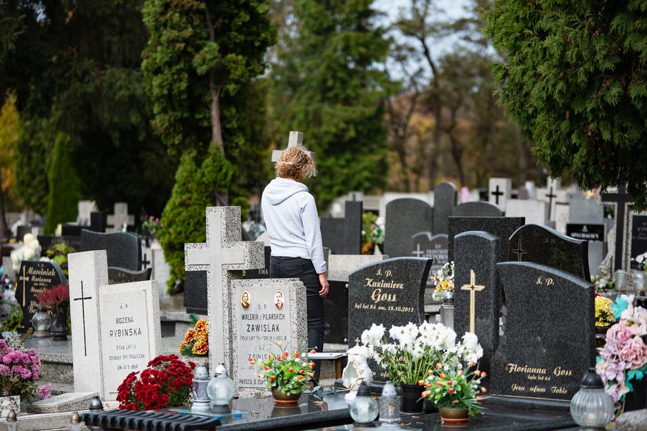 Mniej osób odwiedzi groby bliskich we Wszystkich Świętych