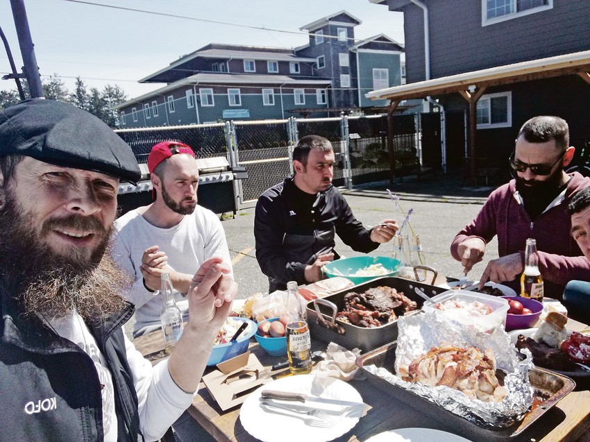 vladimir tripkovic levo sa kolegama iz fabrike