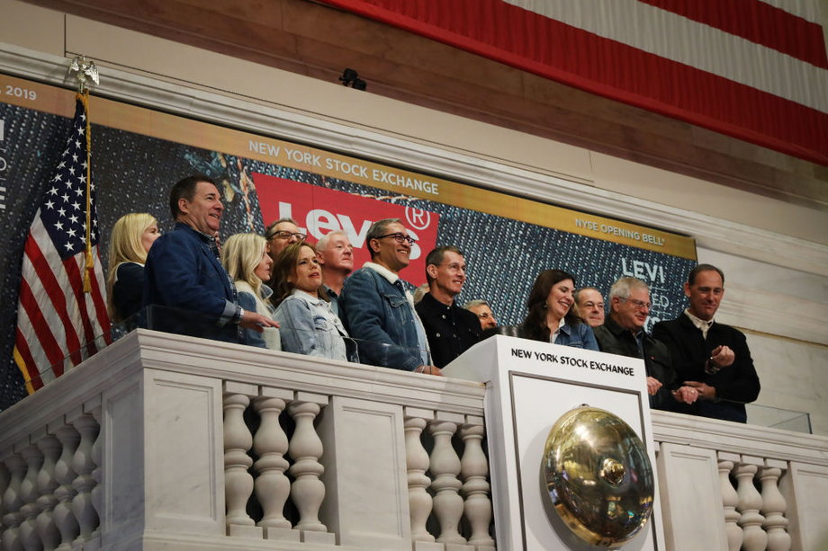 Pracownicy i zarząd Levi's na NYSE pod IPO spółki. W środku - w czarnej jeansowej kurtce - Chip Bergh, prezes firmy
