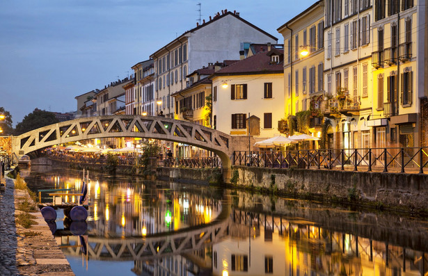 Most nad kanałem Naviglio Grande, Mediolan, Włochy