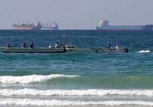 Naftni tankeri južno od Ormuskog moreuza kod obale Emirata 19. januara 2012.