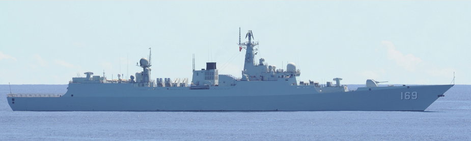 Chiński niszczyciel DDG-169 Wuhan sfotografowany z francuskiej fregaty Le Floreal 7 stycznia 2009 r. 