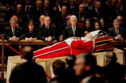 Przed ciałem Jana Pawła wystawionym w Bazylice św. Piotra modlili się m.in. amerykańscy przywódcy George W. Bush i Bill Clinton