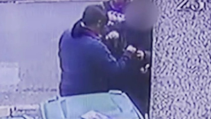 Tujet je BBC-ju pokazala snimak nadzorne kamere na kom su njena mama i prevaranntkinje | Foto: Tuyet van Huynh