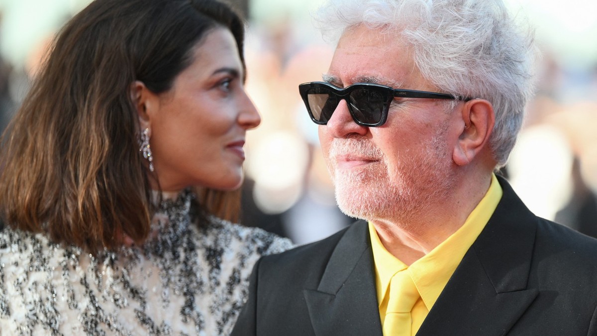 Pedro Almodovar sa ekipom svog filma u Kanu 