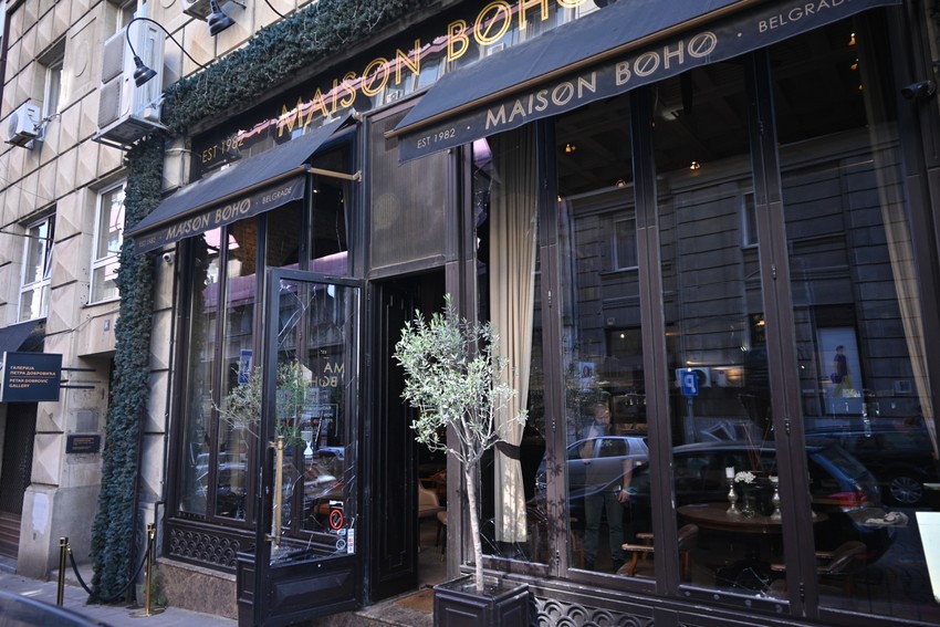 Demolirani izlog poznatog beogradskog restorana