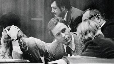 Ted Bundy naradza się ze swoimi obrońcami w dniu rozpoczęcia procesu w Miami, 25 czerwca 1979 r.