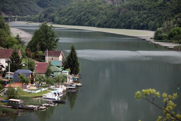 Država odrešila kesu za odmor u Srbiji: Kreće podela vaučera od 10.000 dinara! Evo ko ima pravo na na njih i kako se prijaviti