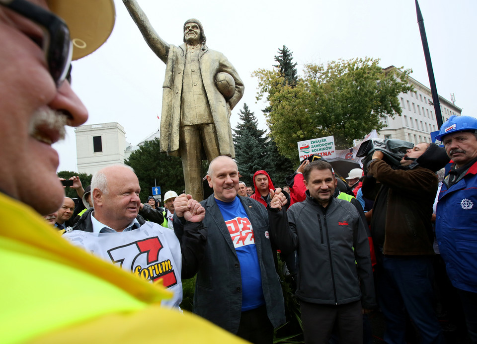 Złoty pomnik Donalda Tuska