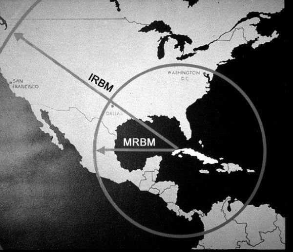 Zasięg radzieckich pocisków balistycznych IRBM oraz MRBM w razie wystrzelenia z Kuby (fot. James H. Hansen, domena publiczna)