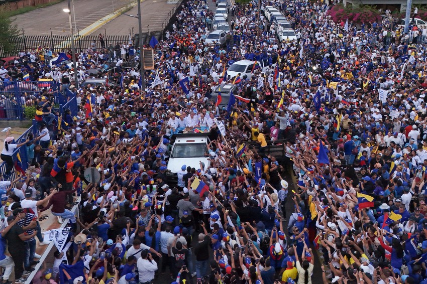 Edmundo Gonzales (C) i Marija Korina Mačado (C-D) u Marakaibu 23. jula