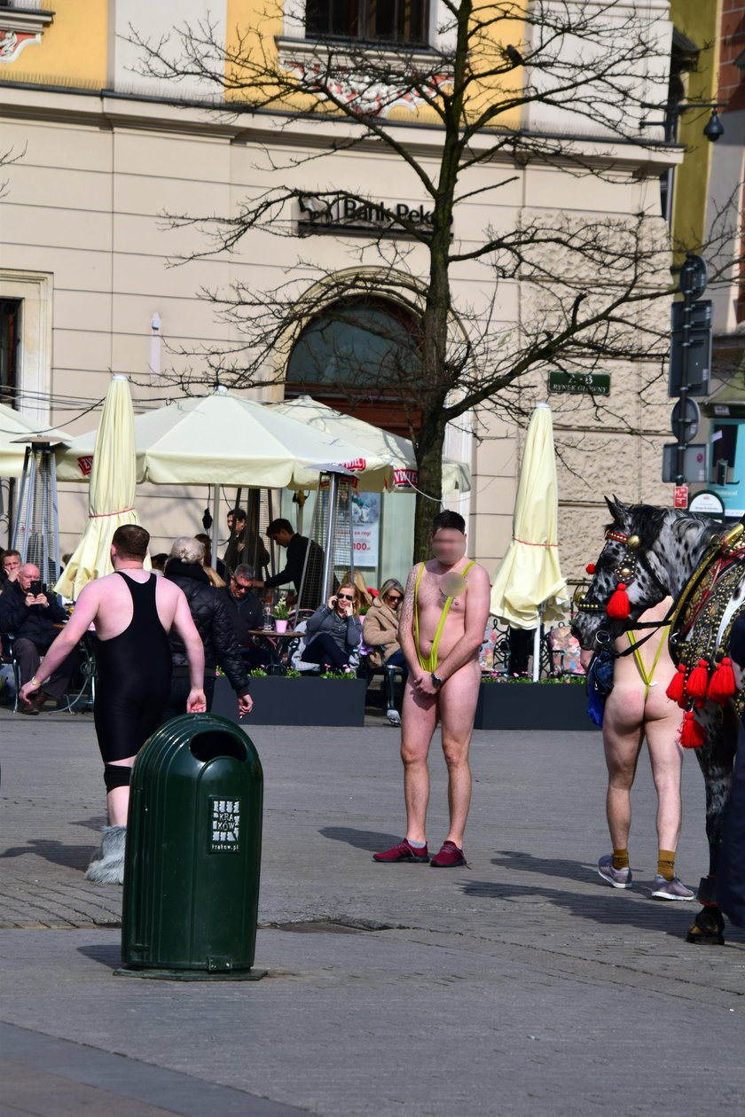 Roznegliżowani turyści z Wielkiej Brytanii w Krakowie