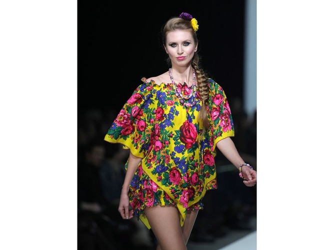 Folklor wciąż na topie? Folkowe kreacje na tygodniu mody w Moskwie