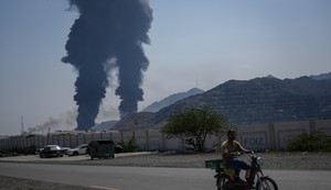 Dim nakon udara oborenog drona na naftno postrojenje u Fudžajrahu, Ujedinjeni Arapski Emirati, 14. marta