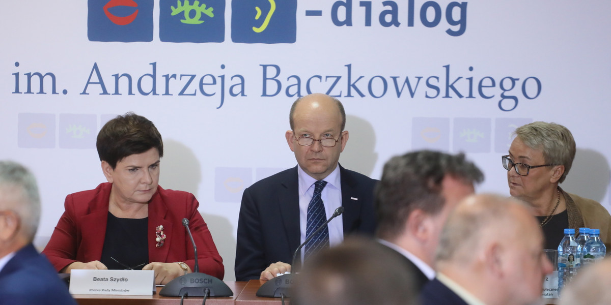 Premier Beata Szydło zaprosiła lekarzy rezydentów na spotkanie w Centrum Partnerstwa Społecznego "Dialog". Zaproszenie uzależniła od zawieszenia strajku głodowego