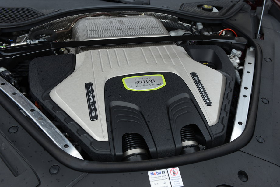 Porsche Panamera Turbo S e-hybrid ma pod maską silnik V8, ale wspomaga go także jednostka elektryczna. Łącznie mamy do dyspozycji aż 700 KM.