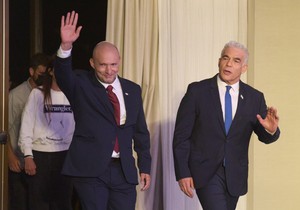 Naftali Benet i Jair Lapid na konferenciji za štampu u Hercliji, Izrael, 26. aprila
