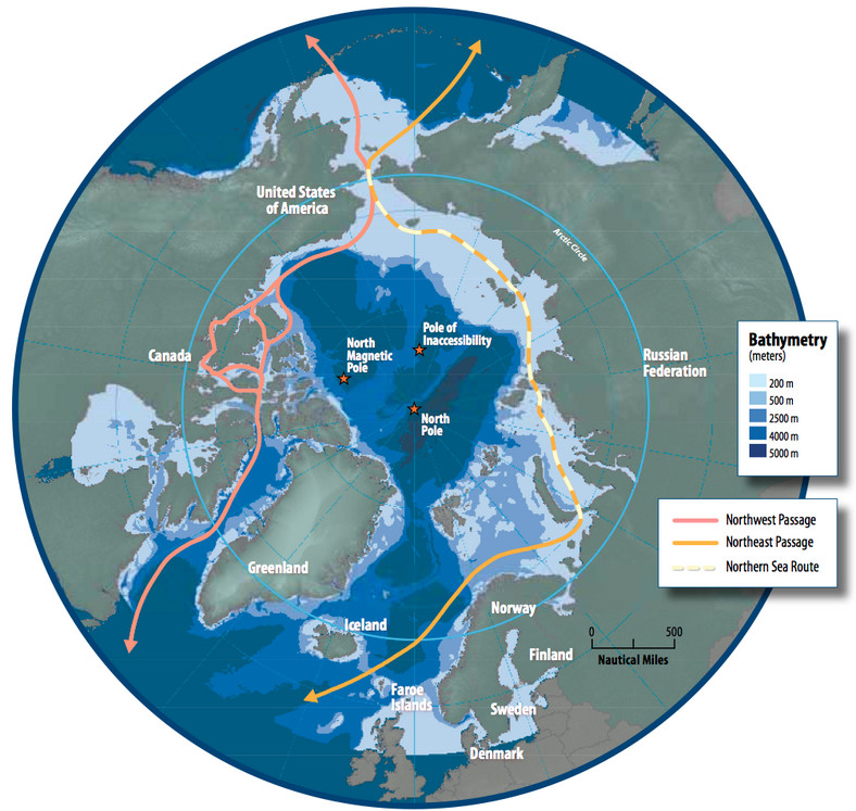 Arktyka i główne szlaki transportowe. Na różowo zaznaczono Przejście Północno-Zachodnie, na pomarańczowo - Przejście Północno-Wschodnie, na żółto (przewywana linia) - Północną Drogę Morską. Źródło: Susie Harder - Arctic Council - Arctic marine shipping assessment - http://www.arctic.noaa.gov/detect/documents/AMSA_2009_Report_2nd_print.pdf, Public Domain, https://commons.wikimedia.org/w/index.php?curid=36253405