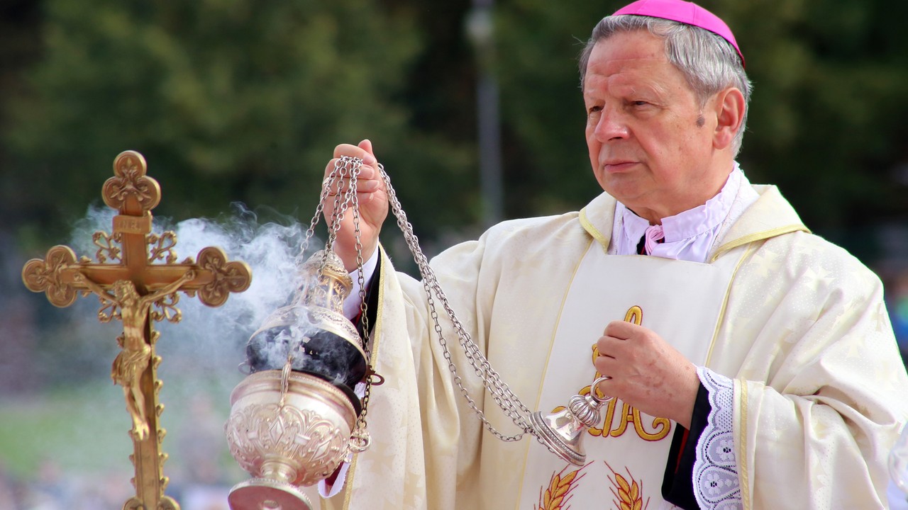 Biskup z Radomia ukrywał pedofilię. Teraz znów bierzmuje młodzież