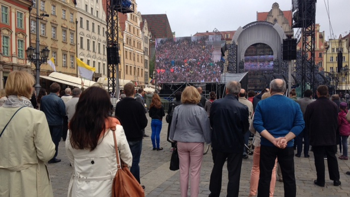 Wrocławskie uroczystości związane z kanonizacją Jana Pawła II przenoszą się z Rynku w okolice Hali Stulecia, gdzie o 21.30 odbędzie się specjalnie przygotowany na to wydarzenie pokaz fontanny multimedialnej. Od 19.50 w mieście kursować będą dodatkowe tramwaje i autobusy, którymi będzie można szybko przedostać się z centrum na pergolę.