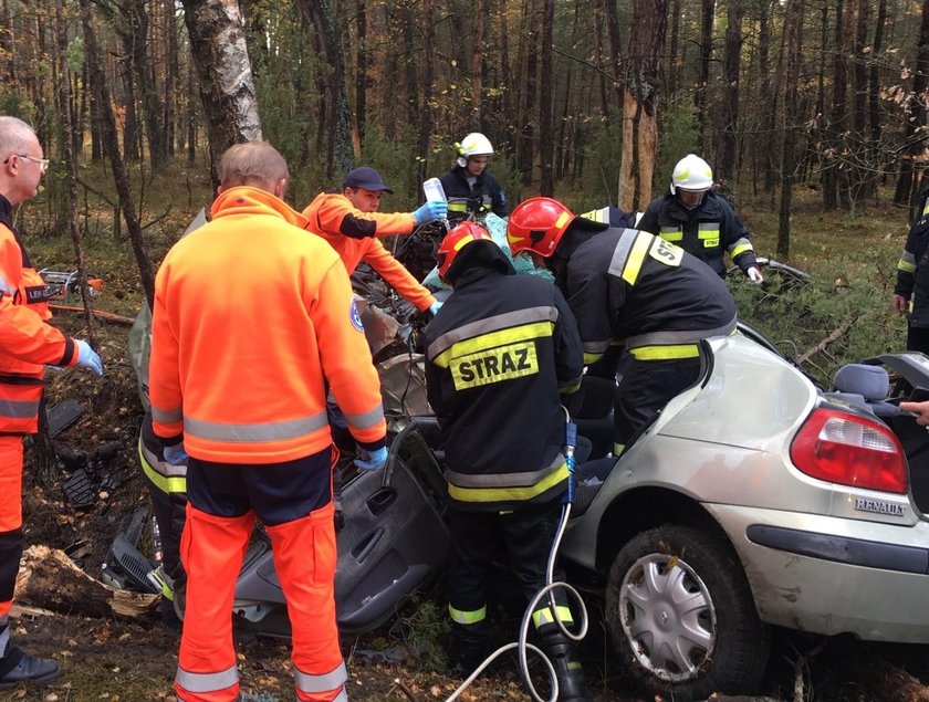 Wypadek we Włoszczowie. Z auta została miazga, w środku znaleziono kobietę