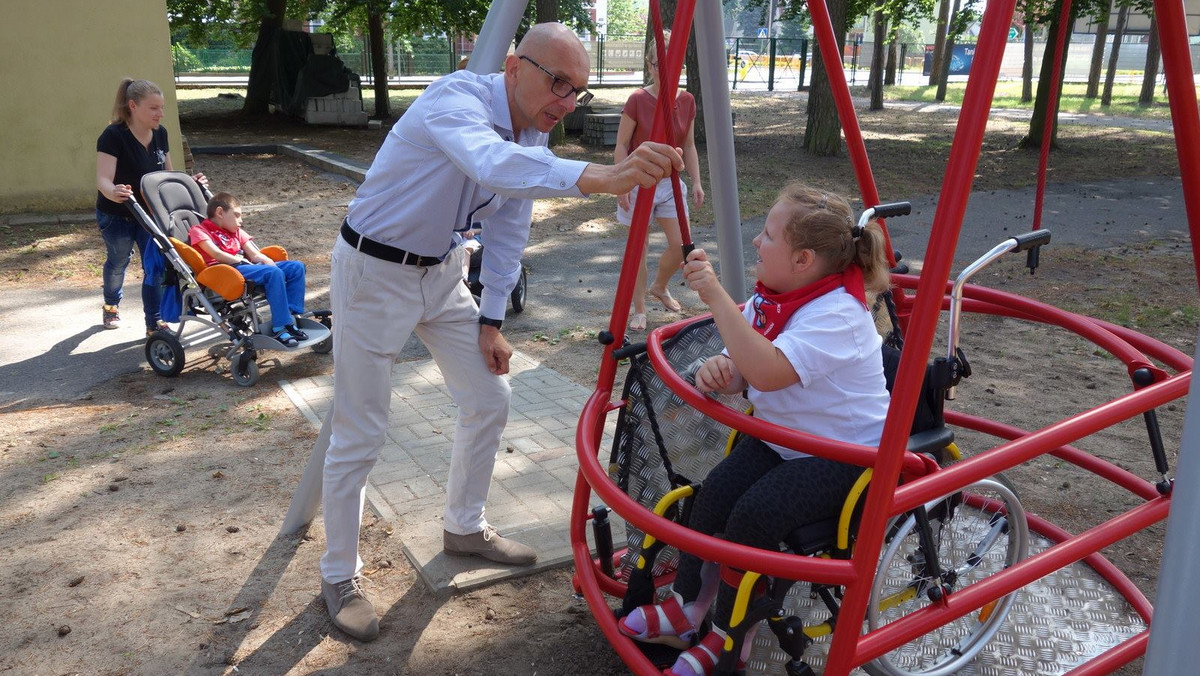 20 tysięcy złotych i bezcenny uśmiech dzieci. Wszystko z powodu huśtawki. Jednak nie takiej zwykłej, ale takiej, z której mogą korzystać dzieci na wózkach inwalidzkich. Huśtawki dla niepełnosprawnych coraz częściej pojawiają się na placach zabaw. Jedna z nich stanęła w Goleniowie.