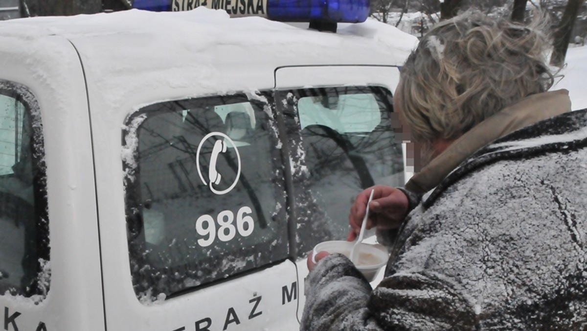 Caritas i Straż Miejska zainaugurowali akcję pt. Trochę ciepła dla bezdomnego