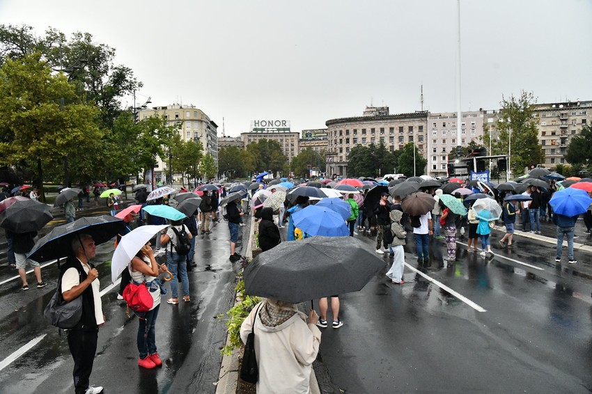 Okupljanje ispred Skupštine